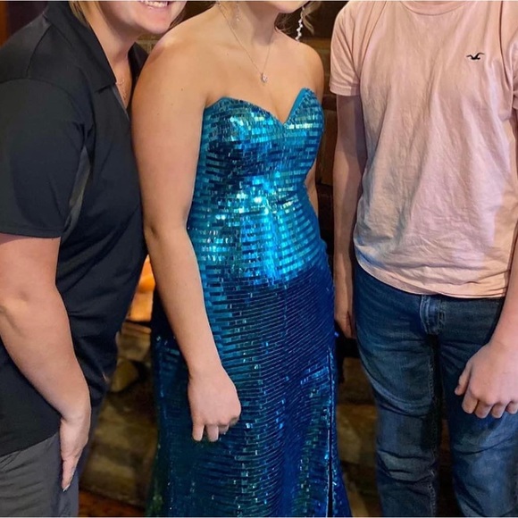 Size 8 but it’s a little smaller fit me and I’m normally 4-6 but can adjust - Picture 3 of 5